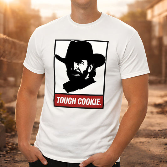 „Weißes T-Shirt mit Cowboy-Motiv und Schriftzug ‚Tough Cookie‘“